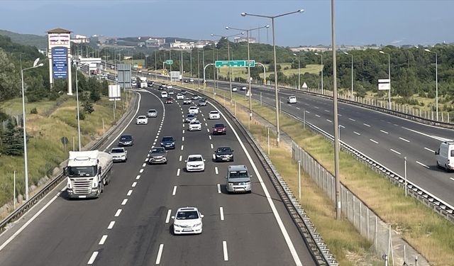 Anadolu Otoyolu'nun Bolu ve Düzce kesiminde bayram tatili dönüşü hareketliliği sürüyor