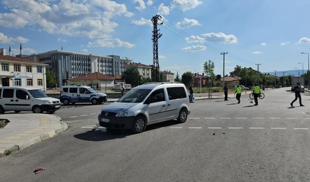 Çorum’da hafif ticari araçla motosikletin kazası güvenlik kamerasınca kaydedildi