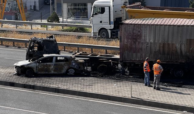 İzmir'de tır, minibüs ve otomobilin çarpışarak yanması sonucu 5 kişi yaralandı