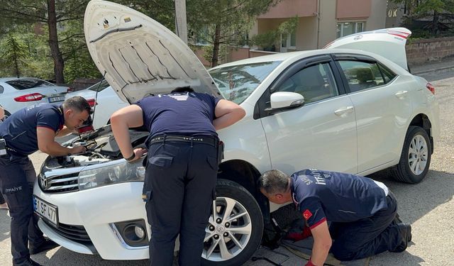 Karabük'te otomobilin motor kısmına sıkışan kedi yavrusu kurtarıldı