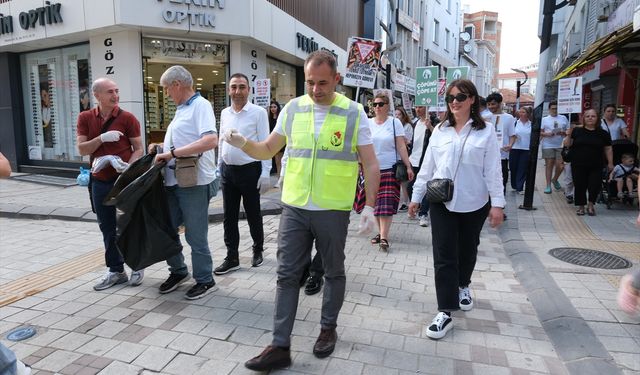 Kırklareli'nde Belediye Başkanı Derya Bulut ile öğrenciler caddede çöp ve izmarit topladı