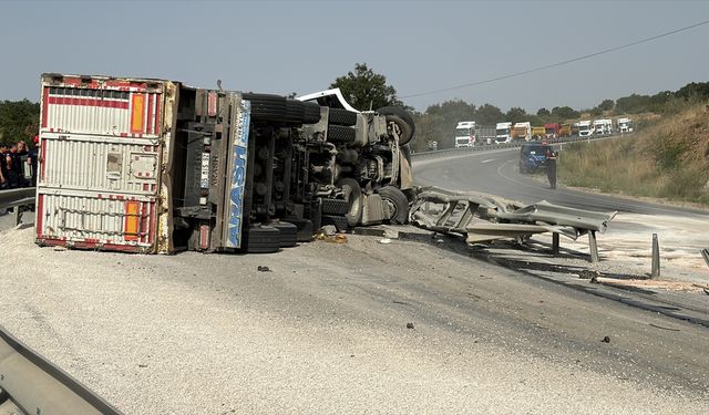 Kırklareli'nde tırın devrilmesi sonucu 1 kişi öldü, 1 kişi yaralandı