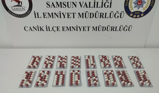 Samsun'da polisin durdurmak istediği araçtan uyuşturucu atan 3 kişi gözaltına alındı