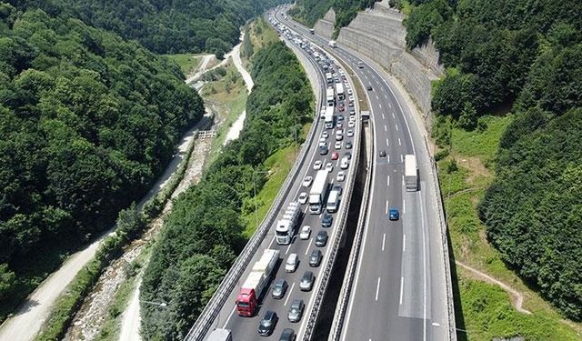 Anadolu Otoyolu'nun Düzce ve Bolu geçişinde akıcı yoğunluk yaşanıyor