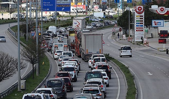 Ankara-Samsun kara yolu Havza geçişinde trafik yoğunluğu başladı