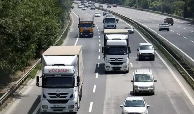 Dönüş yolundaki tatilcilerin Anadolu Otoyolu'ndan geçişleri sürüyor