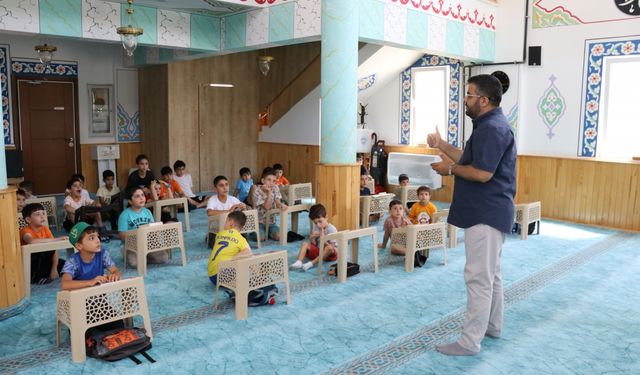 Amasya'da imam camiyi sevdirmek için minik öğrencileriyle güreşiyor