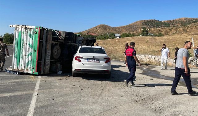 Bingöl'de kamyonet ile otomobilin çarpışması sonucu 5 kişi yaralandı