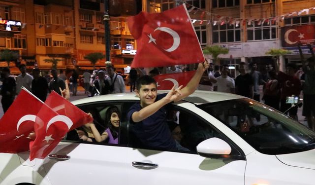 Burdur'da A Milli Futbol Takımı'nın Avusturya galibiyeti coşkuyla kutlandı