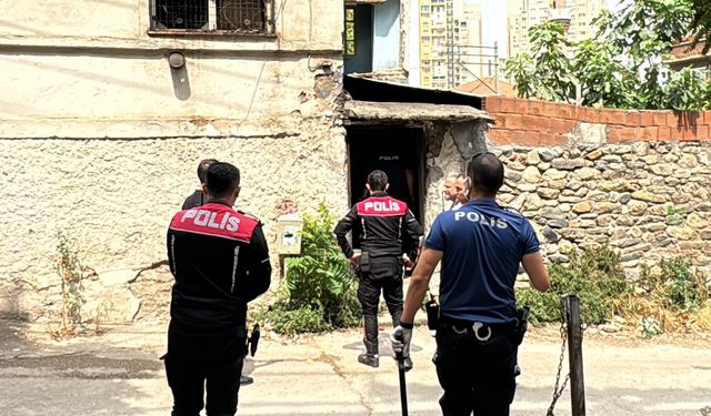 Bursa'da çöp evi temizlemeye gelen ekiplere direnen yaşlı adam polisi bıçakladı