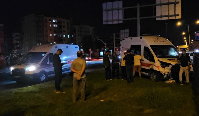 Çorum'da ambulansla otomobilin çarpışması sonucu 6 kişi yaralandı