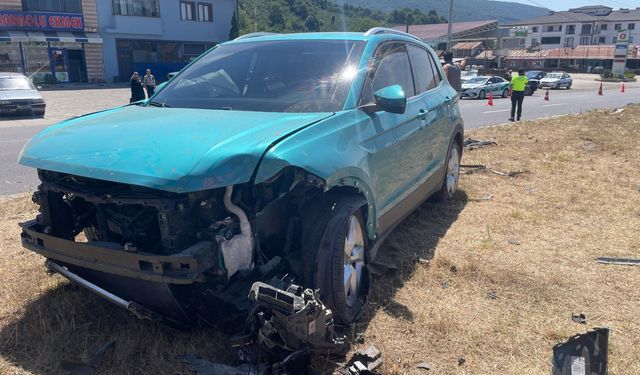 Düzce'de otomobille çarpışan cipin refüje çıkması güvenlik kamerasında