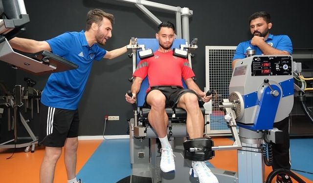 Erzurum'da kamp yapan futbolcular performans ölçüm merkezinde testlerden geçiyor