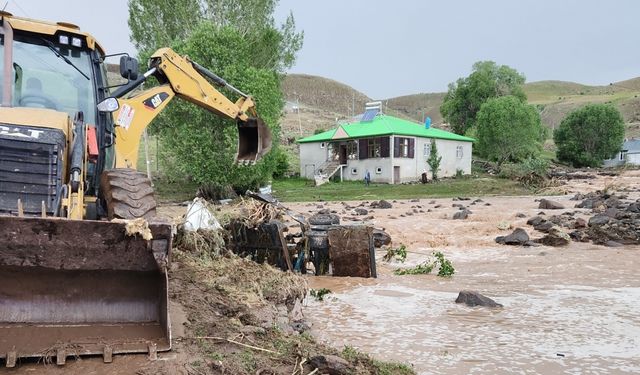 Erzurum’da tarım arazileri ve evlerin zarar gördüğü selde 4 kişi yaralandı