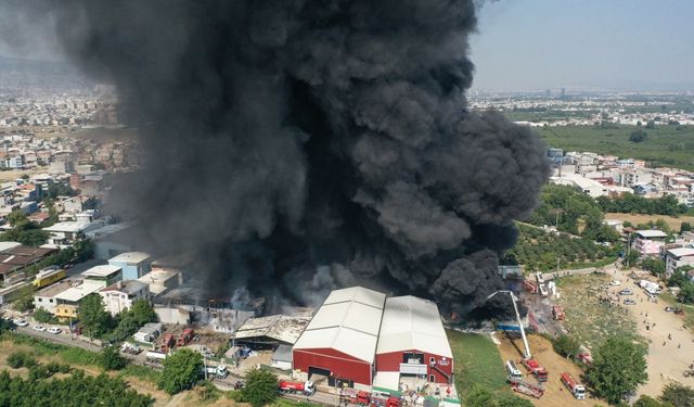 Bursa'da fabrika ve geri dönüşüm tesisinde süren yangın yayılıyor