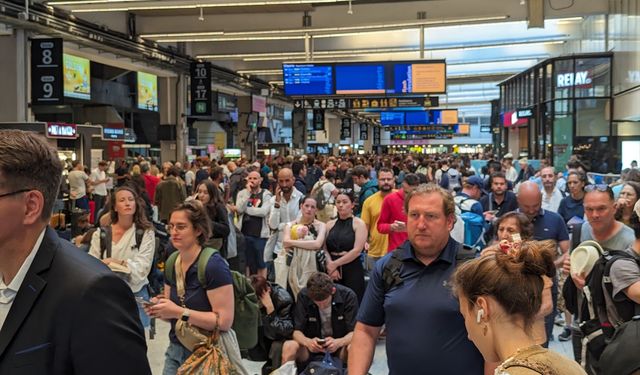 Olimpiyatlara ev sahipliği yapan Fransa'da açılış öncesi tren hatları devre dışı kaldı