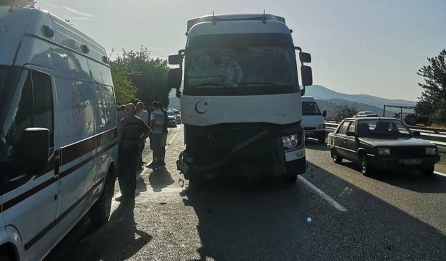 Manisa'da tırla çarpışan traktörün sürücüsü öldü