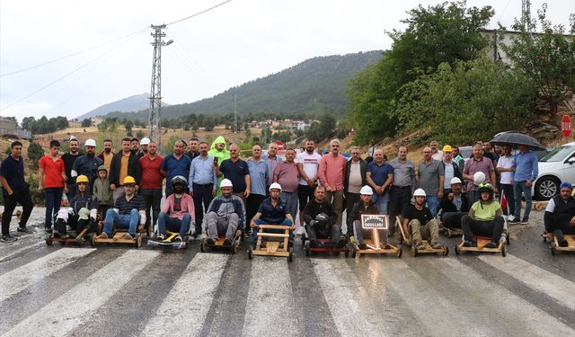 Adana'da yarışmacılar el yapımı tahta araçlarıyla birincilik için mücadele etti