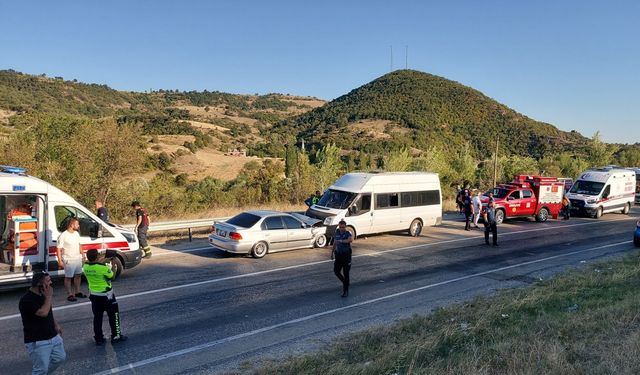 Amasya'da tarım işçilerini taşıyan minibüs ile otomobilin çarpıştığı kazada 13 kişi yaralandı