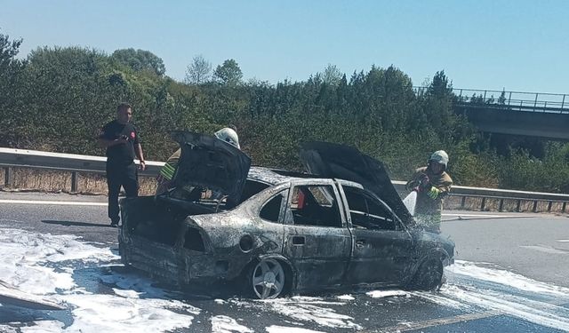 Anadolu Otoyolu'nun Düzce kesiminde seyir halindeki otomobil yandı