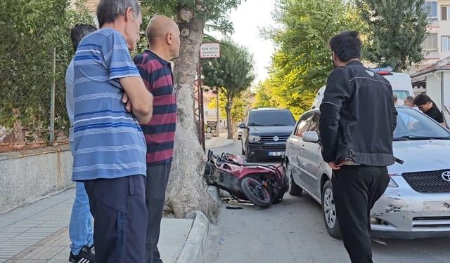 Çorum'da otomobil ile çarpışan motosikletin sürücüsü yaralandı