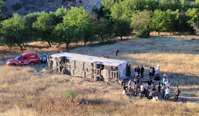 Malatya'da yolcu otobüsünün devrilmesi sonucu 14 kişi yaralandı