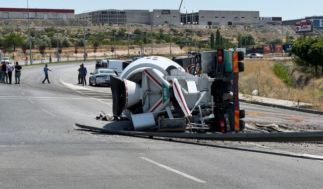 Kayseri'de devrilen beton mikserinin sürücüsü öldü