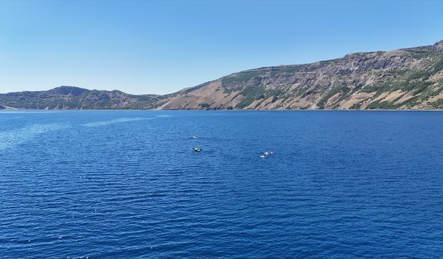 Nemrut Kalderası'nı tanıtmak için krater gölünde yüzdüler