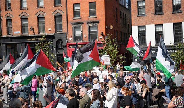 İrlanda'da Gazze saldırılarını sürdüren İsrail'i destekleyen ABD yönetimi protesto edildi