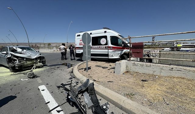 Kayseri'de ambulans ile otomobilin çarpışması sonucu 6 kişi yaralandı