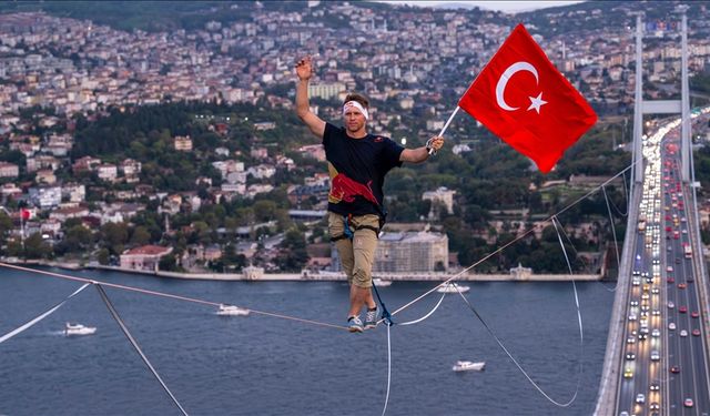 Red Bull sporcusu Roose, İstanbul'da ip üzerinde yürüyerek Asya'dan Avrupa'ya geçiş yaptı