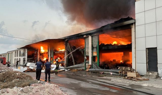 Adana'da kırtasiye malzemeleri bulunan bir depoda çıkan yangına müdahale ediliyor