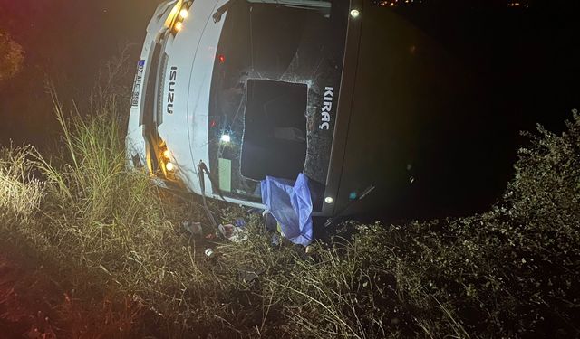 Antalya'da devrilen tur midibüsünün sürücüsü öldü