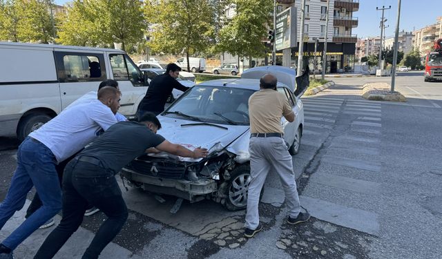 Şanlıurfa'da kontrolden çıkan otomobil markete girdi