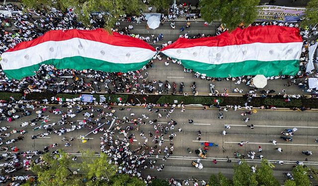 Meksika'da yargı reformunu protesto eden yüzlerce kişi Senato binasına girdi