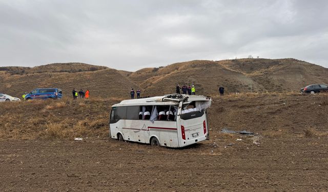 Çankırı'da cenazeye gidenlerin bulunduğu midibüs devrildi, 29 kişi yaralandı