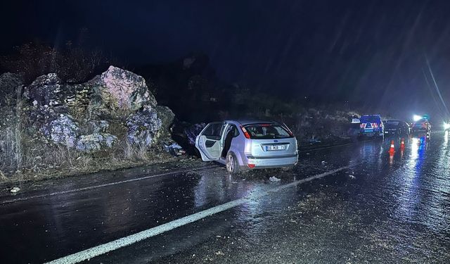 Diyarbakır'da otomobilin kayalıklara çarpması sonucu 3 kişi öldü, 2 kişi yaralandı