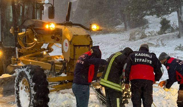 Osmaniye'de kar nedeniyle mahsur kalan sürücüleri itfaiye ve özel idare ekipleri kurtardı