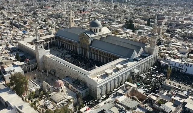 Suriye’de Baas rejiminin devrilmesinin ardından Emevi Camii’nde ilk cuma namazı