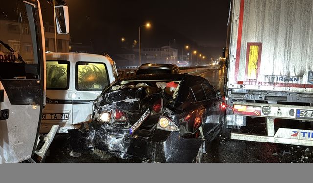 Samsun'da 8 aracın karıştığı zincirleme trafik kazasında 2 kişi yaralandı