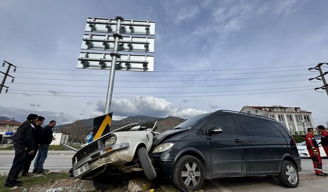 Fethiye'de minibüsle çarpışan otomobilin sürücüsü yaralandı