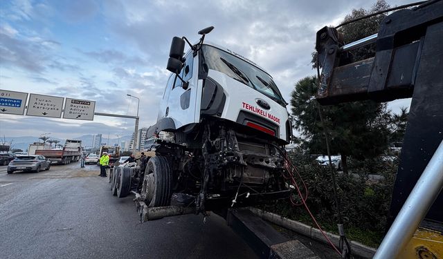 İzmir'de tankerle çarpışan taksideki yolcu yaralandı