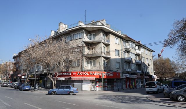 Konya'da yıkılma tehlikesi olan 2 bina mühürlendi