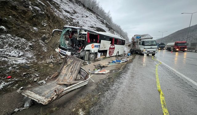 Samsun'da kamyona çarpan yolcu otobüsünün sürücüsü öldü, 21 yolcu yaralandı