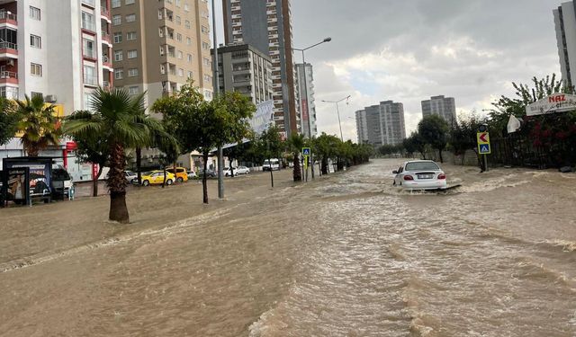Adana'da gök gürültülü sağanak ve dolu etkili oldu