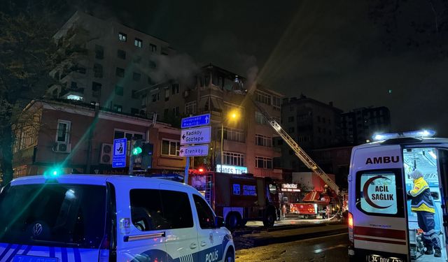 Kadıköy'de apartman dairesinde çıkan yangında 2 kişi dumandan etkilendi