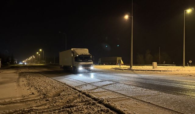 Samsun-Ankara kara yolunun Çorum kesiminde kar etkili oluyor