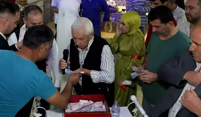 Davetli gibi düğüne gitti, takı töreninde paraları çalıp gelin ve damada su ikram etti
