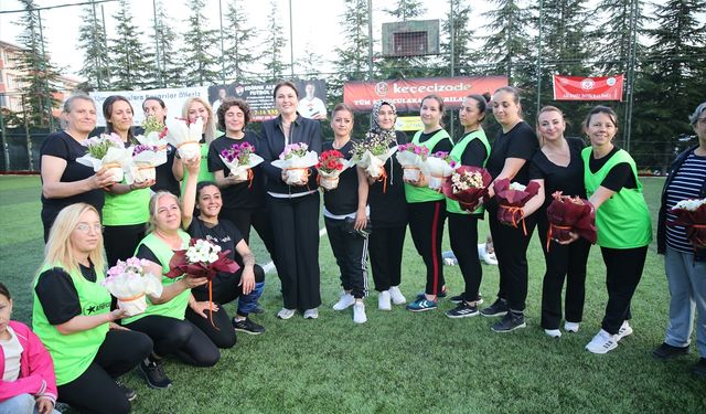 Edirne'de anneler çocuklarıyla futbol oynadı