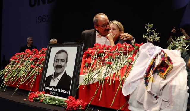 Sırrı Süreyya Önder'e veda! Tabuttaki 'zeytin dalı' fidanı dikkat çekti